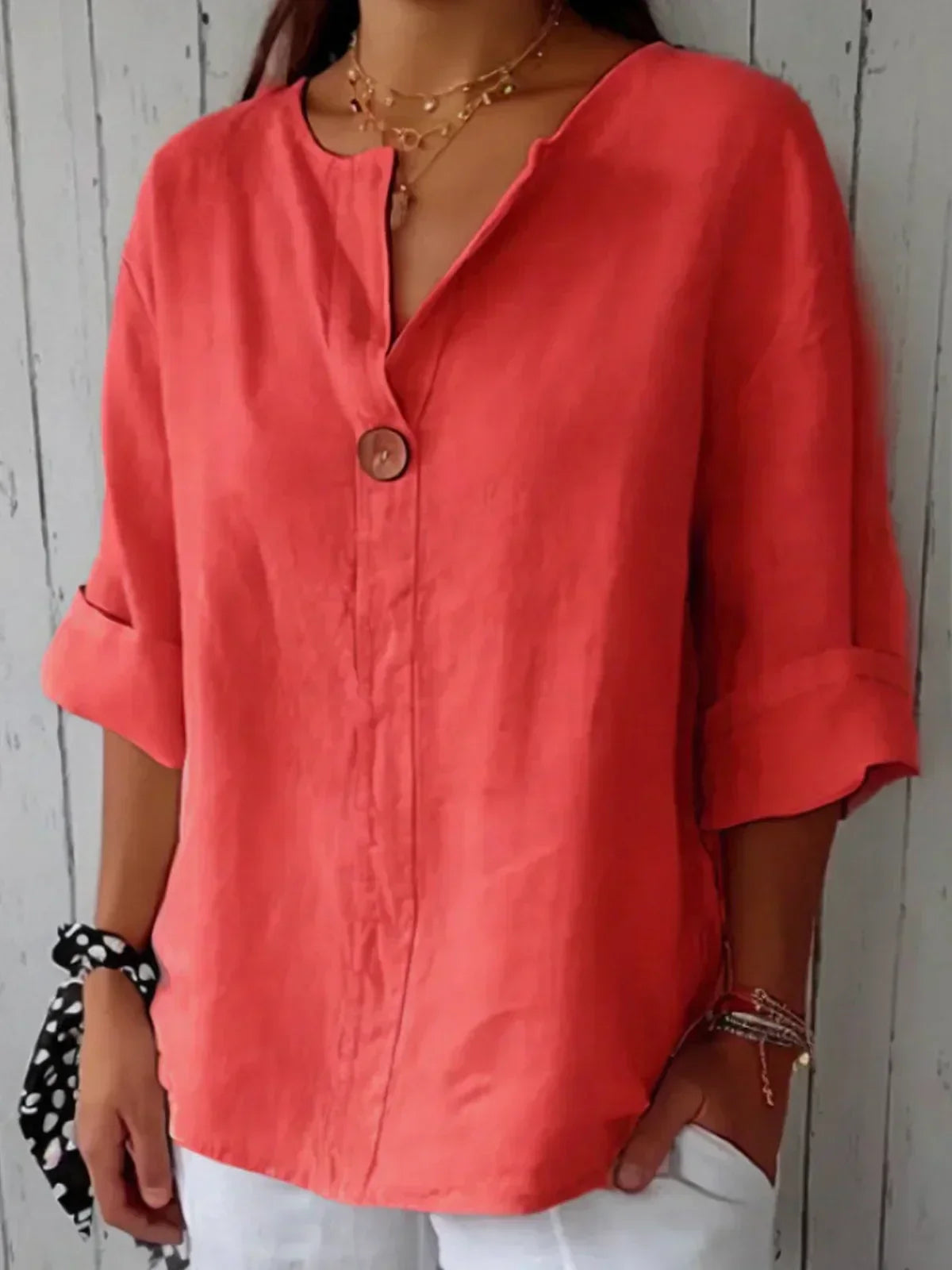 Blusa elegante de corte relajado con escote en V y botones – CLARÉLIA