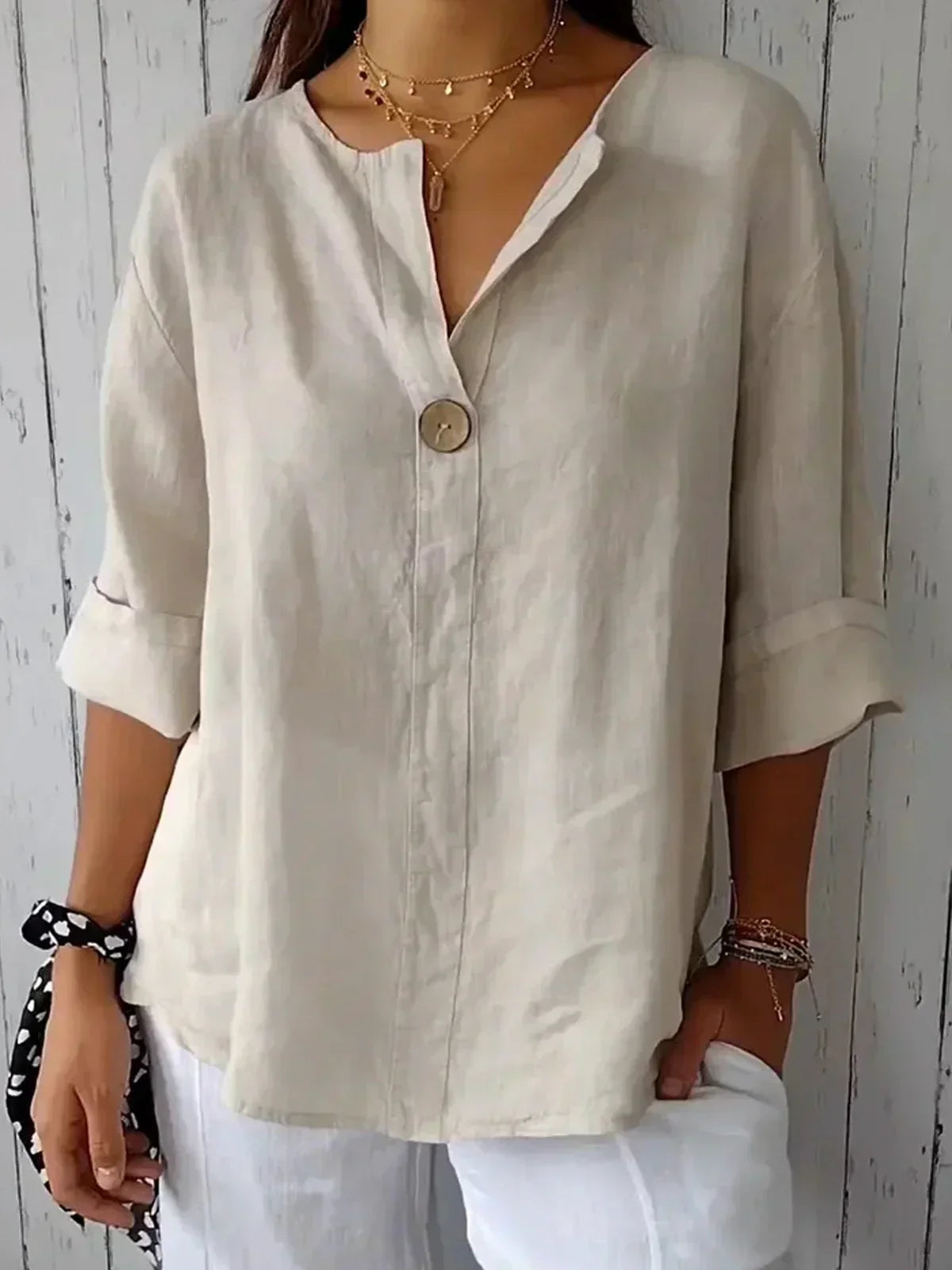 Blusa elegante de corte relajado con escote en V y botones – CLARÉLIA