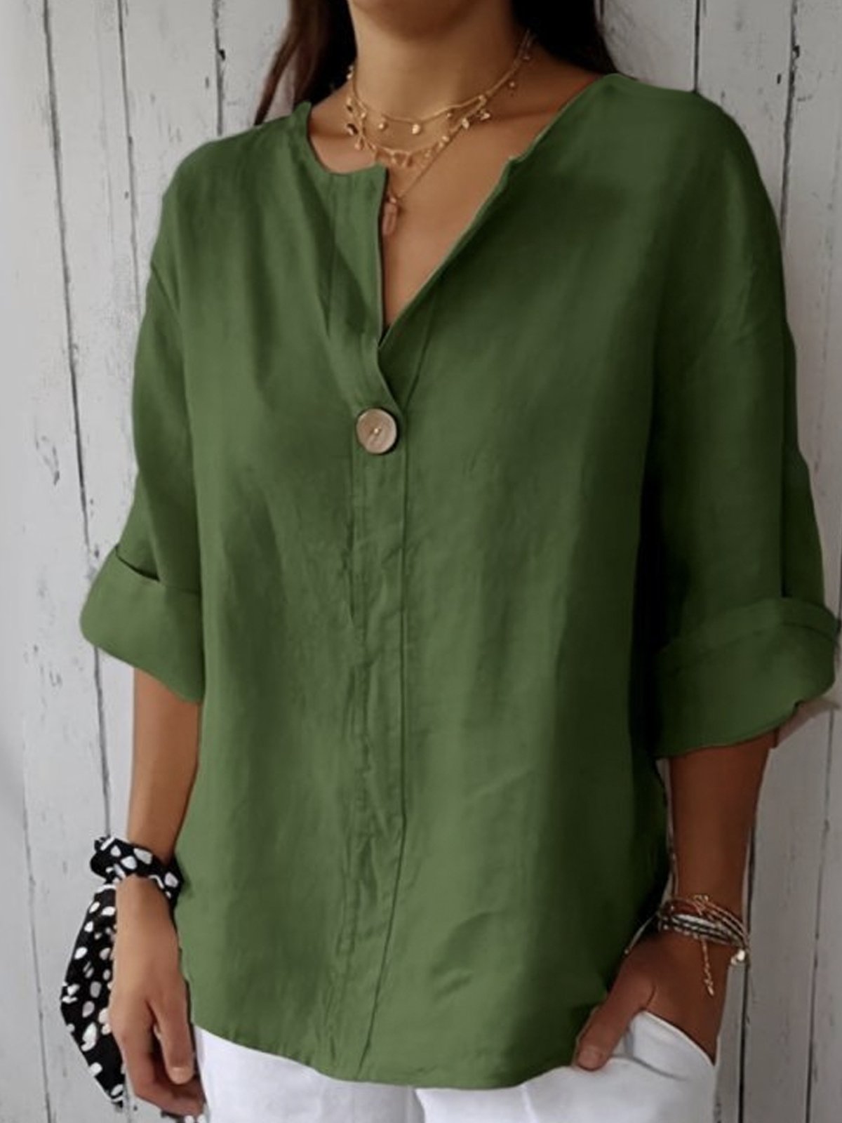 Blusa elegante de corte relajado con escote en V y botones – CLARÉLIA