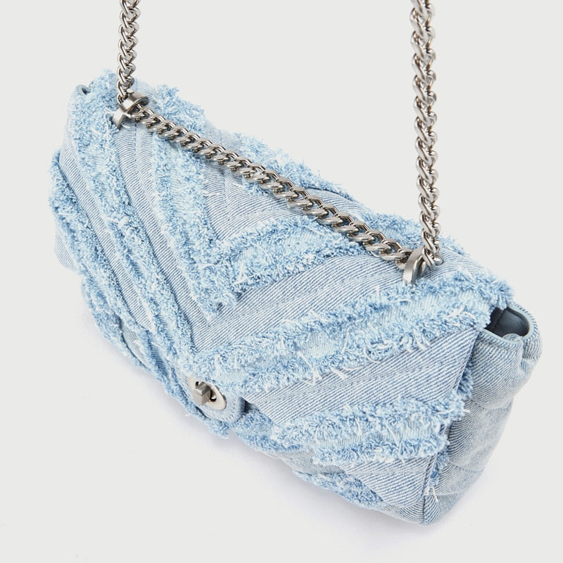 Bolso bandolera de mezclilla con cadena decorativa – VERANIA