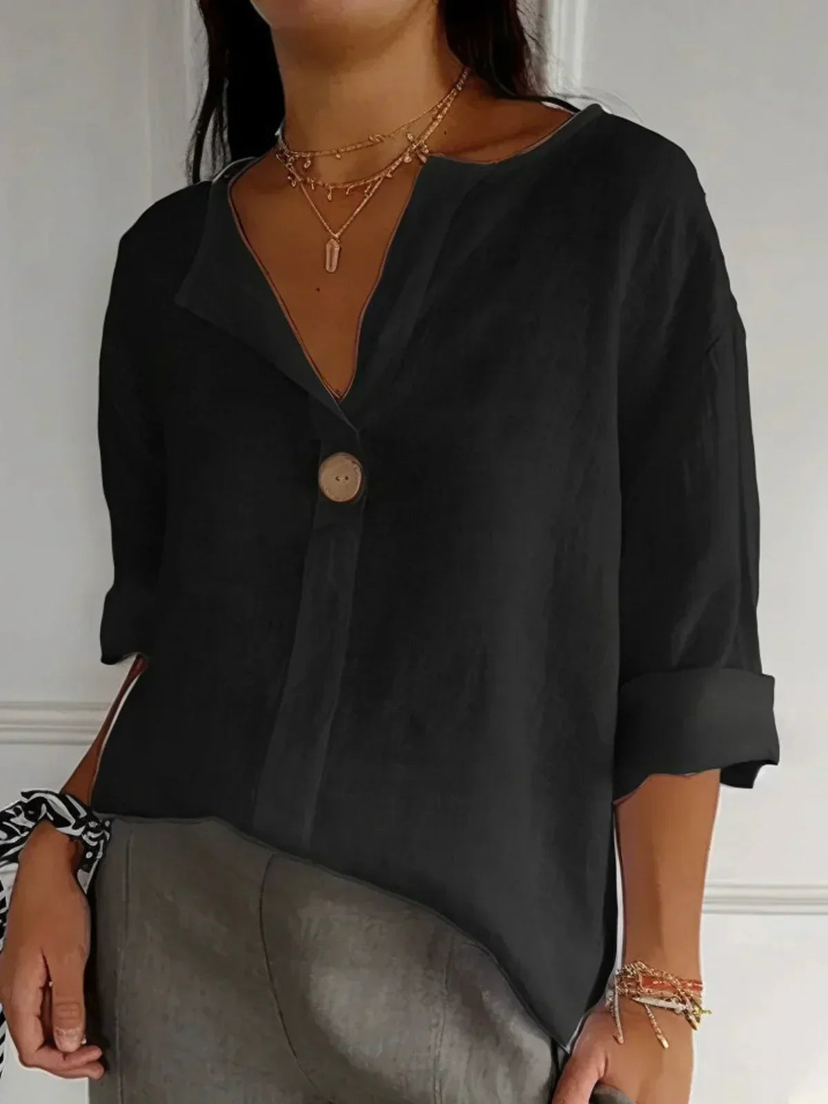 Blusa elegante de corte relajado con escote en V y botones – CLARÉLIA