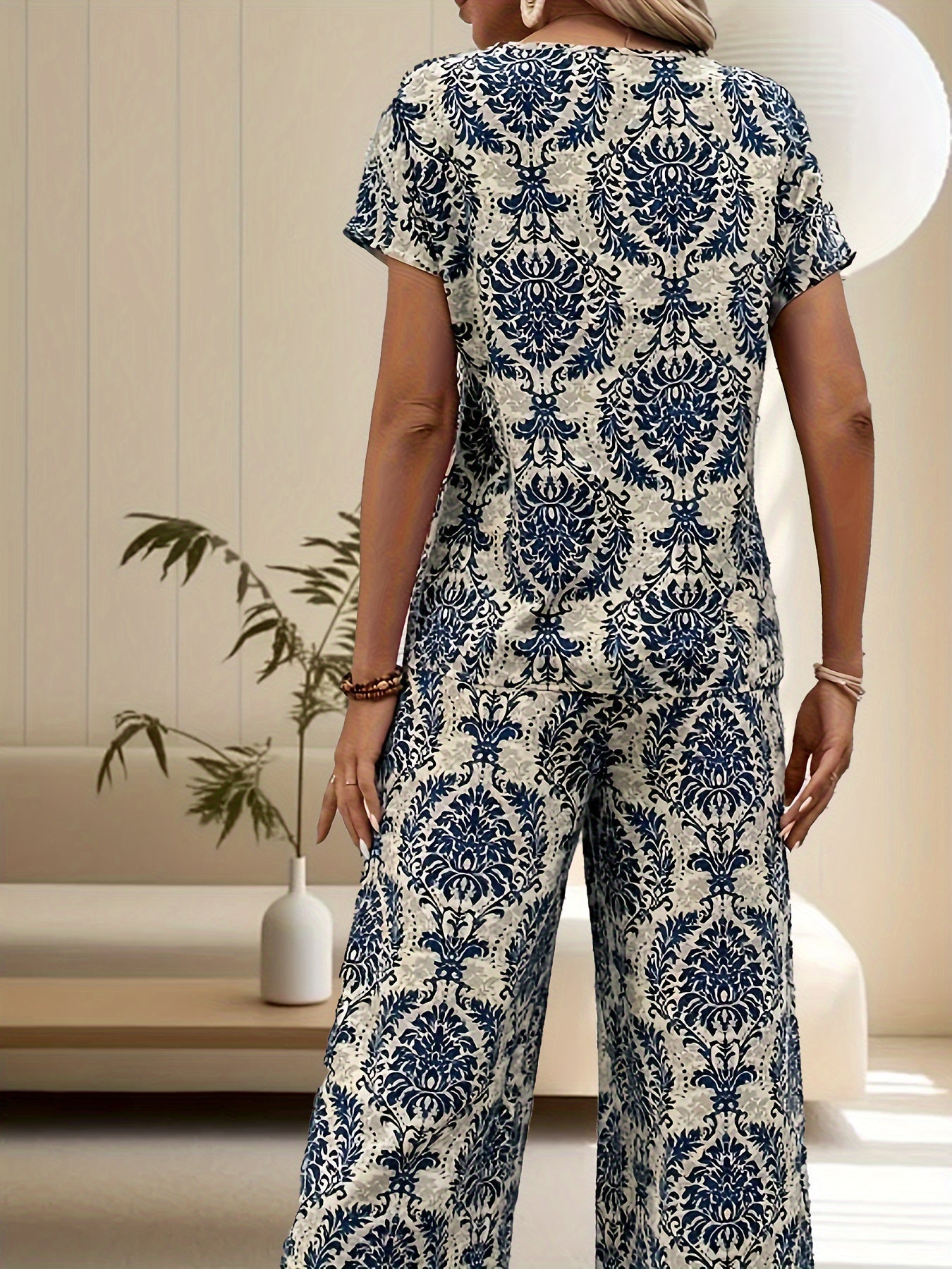 Conjunto de Camiseta y Pantalón de Mujer con Estampado Retro y Estilo Casual – AITHNE