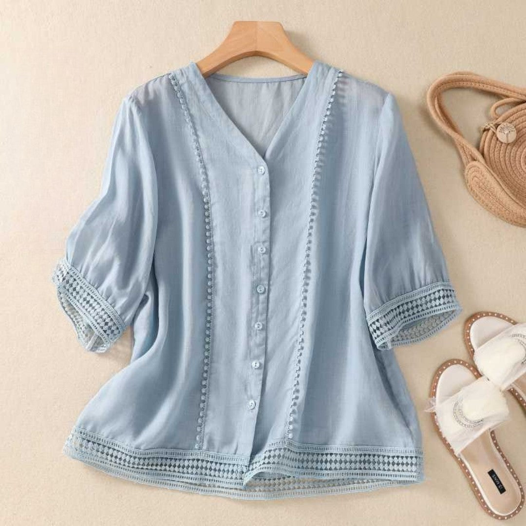 Blusa con escote en V, botones y detalles de encaje – RHIANA