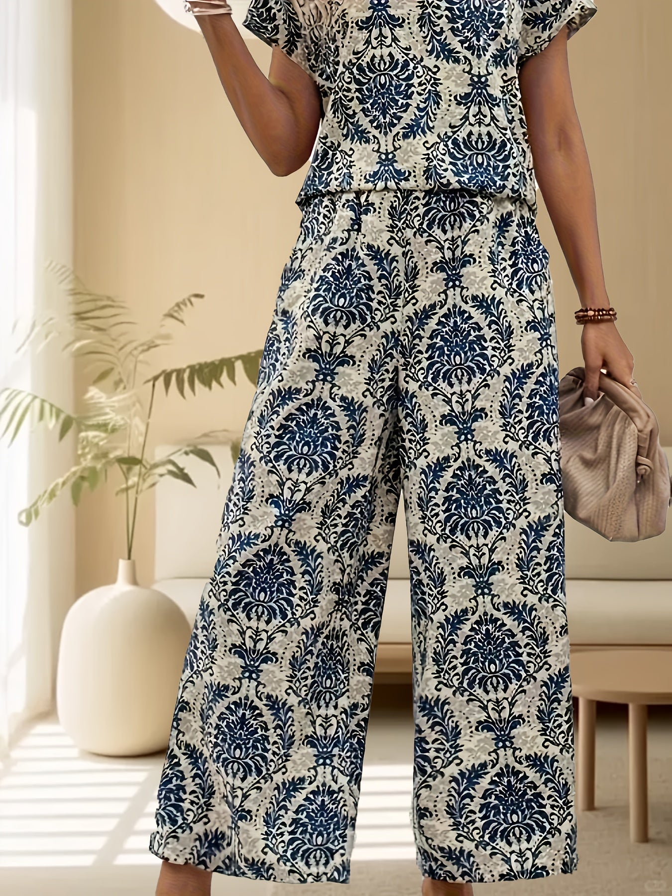 Conjunto de Camiseta y Pantalón de Mujer con Estampado Retro y Estilo Casual – AITHNE