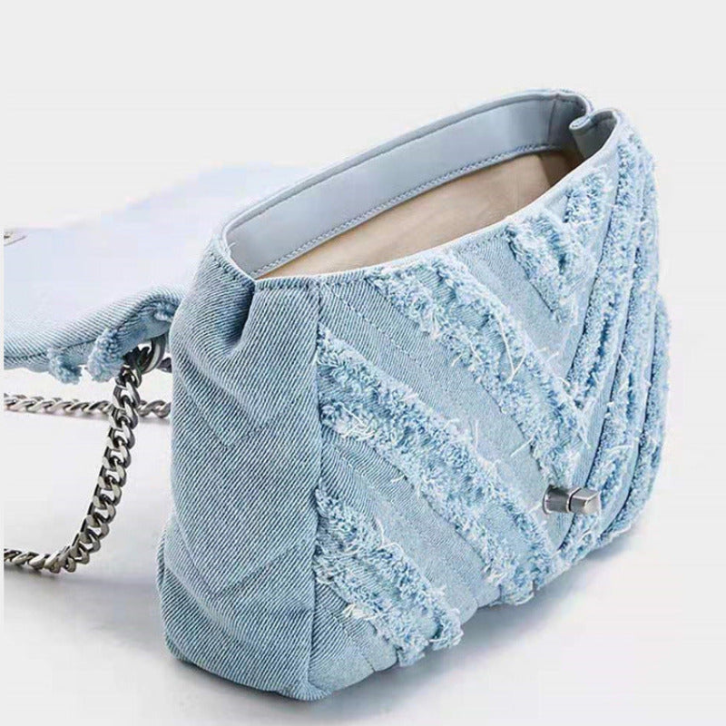 Bolso bandolera de mezclilla con cadena decorativa – VERANIA