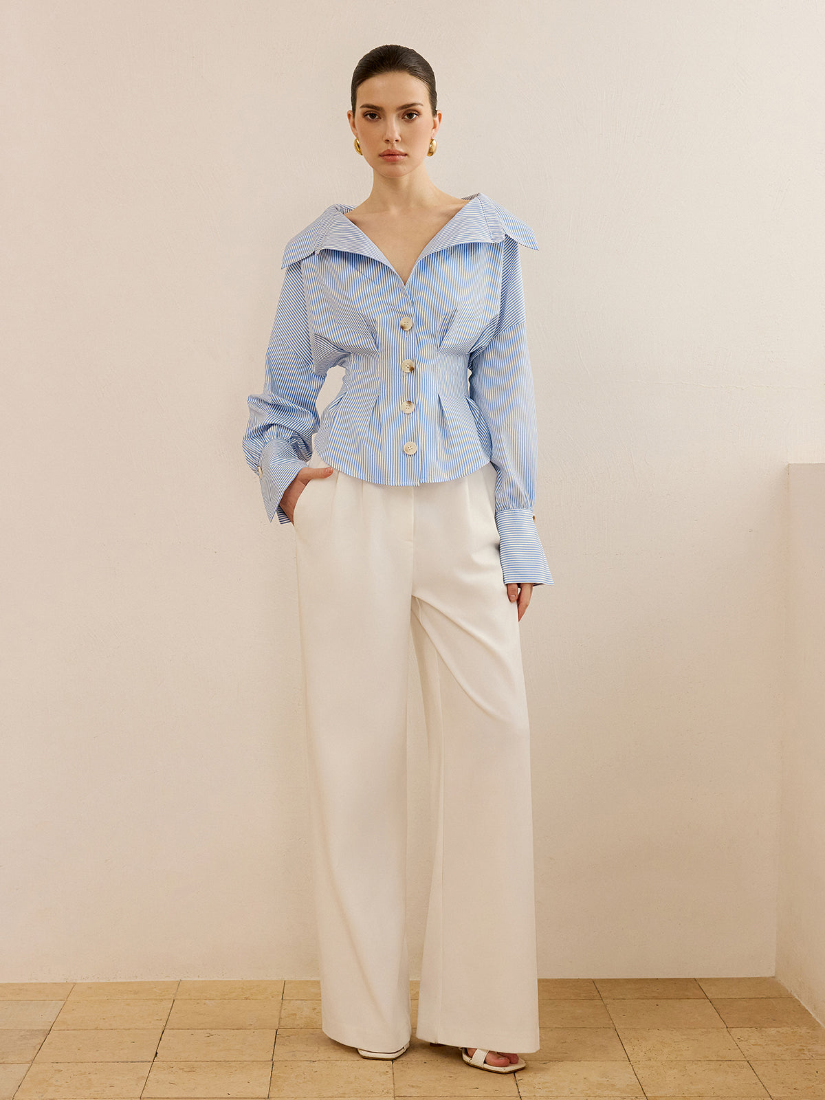 Camisa de rayas con cuello y diseño entallado en la cintura – ARIA