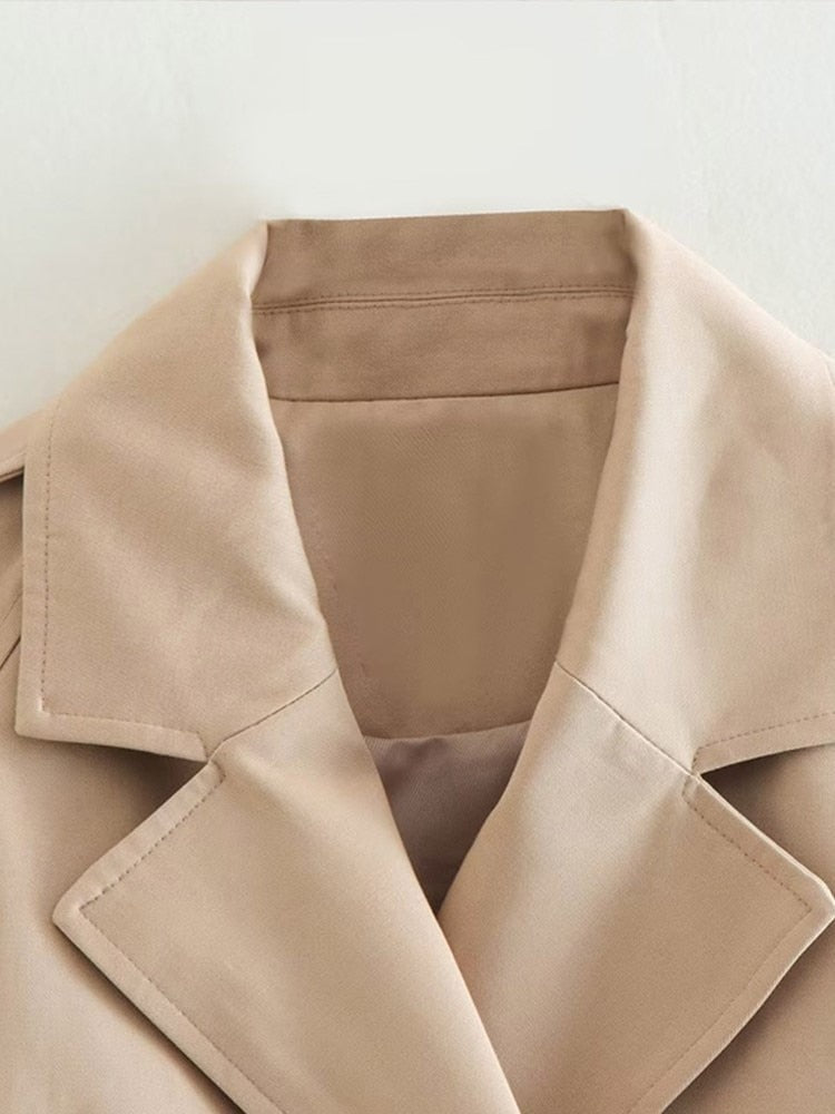 AMARA - Trench coat corto y moderno en beige para mujer