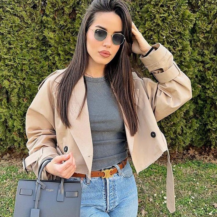 AMARA - Trench coat corto y moderno en beige para mujer