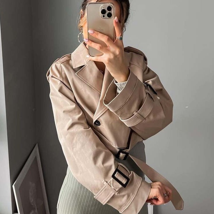 AMARA - Trench coat corto y moderno en beige para mujer