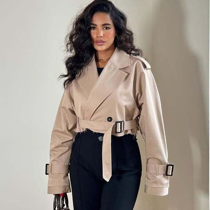 AMARA - Trench coat corto y moderno en beige para mujer