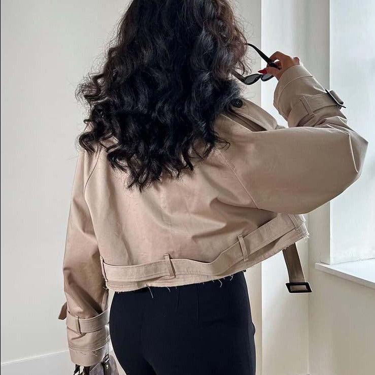 AMARA - Trench coat corto y moderno en beige para mujer
