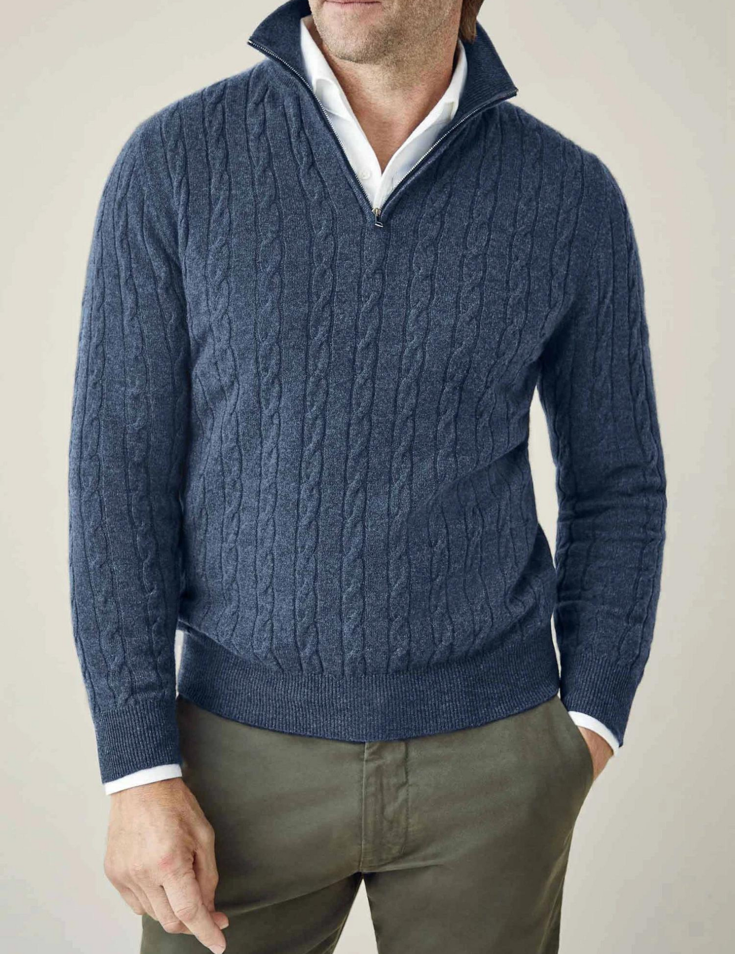 Suéter de hombre con dibujo trenzado y cuello alto con cremallera – ALDERIK