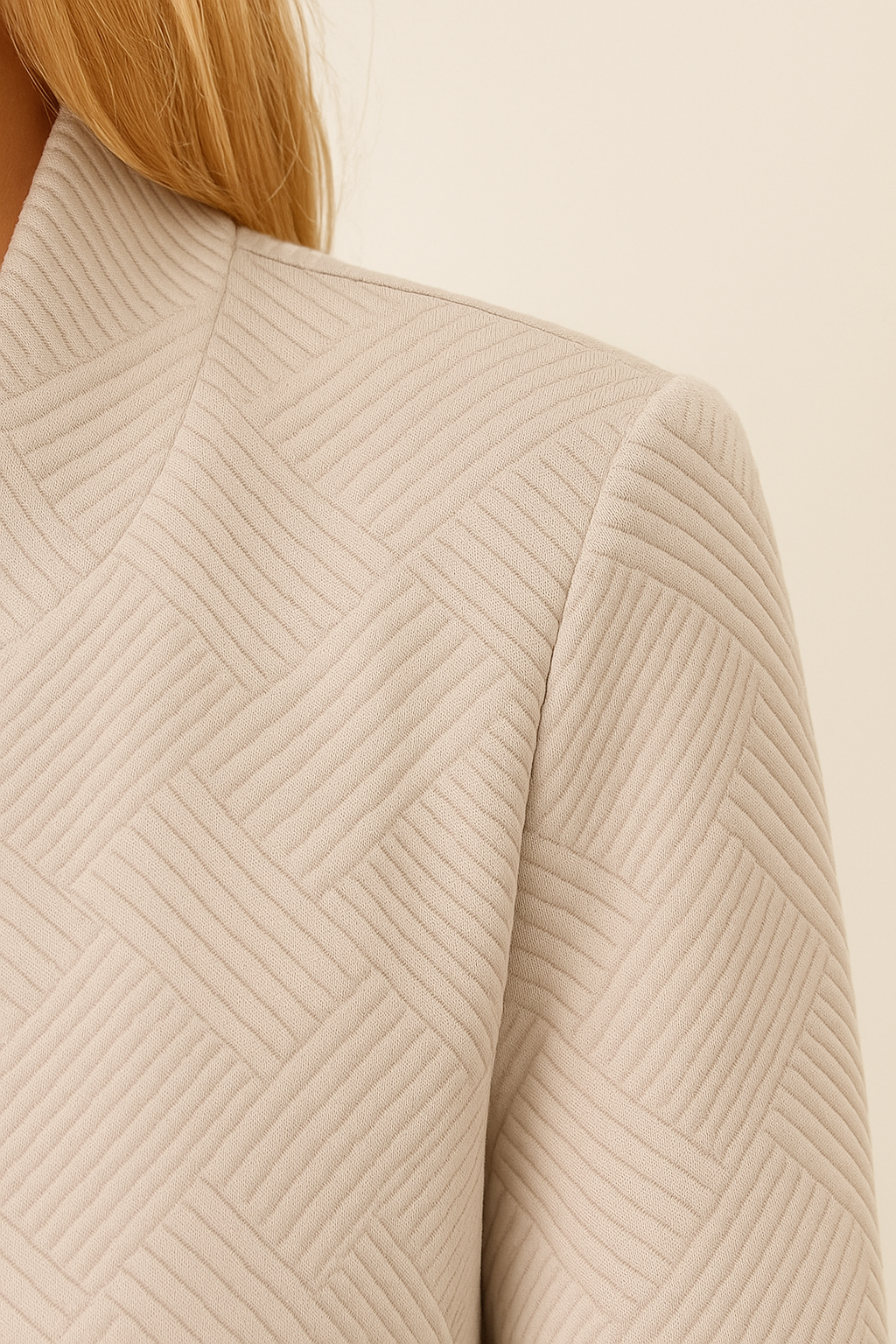 Chaqueta beige de mujer con cremallera y bolsillos – BELVINA