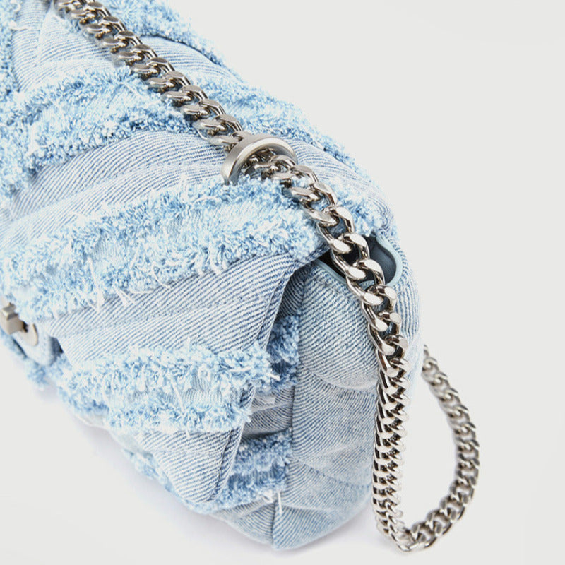 Bolso bandolera de mezclilla con cadena decorativa – VERANIA
