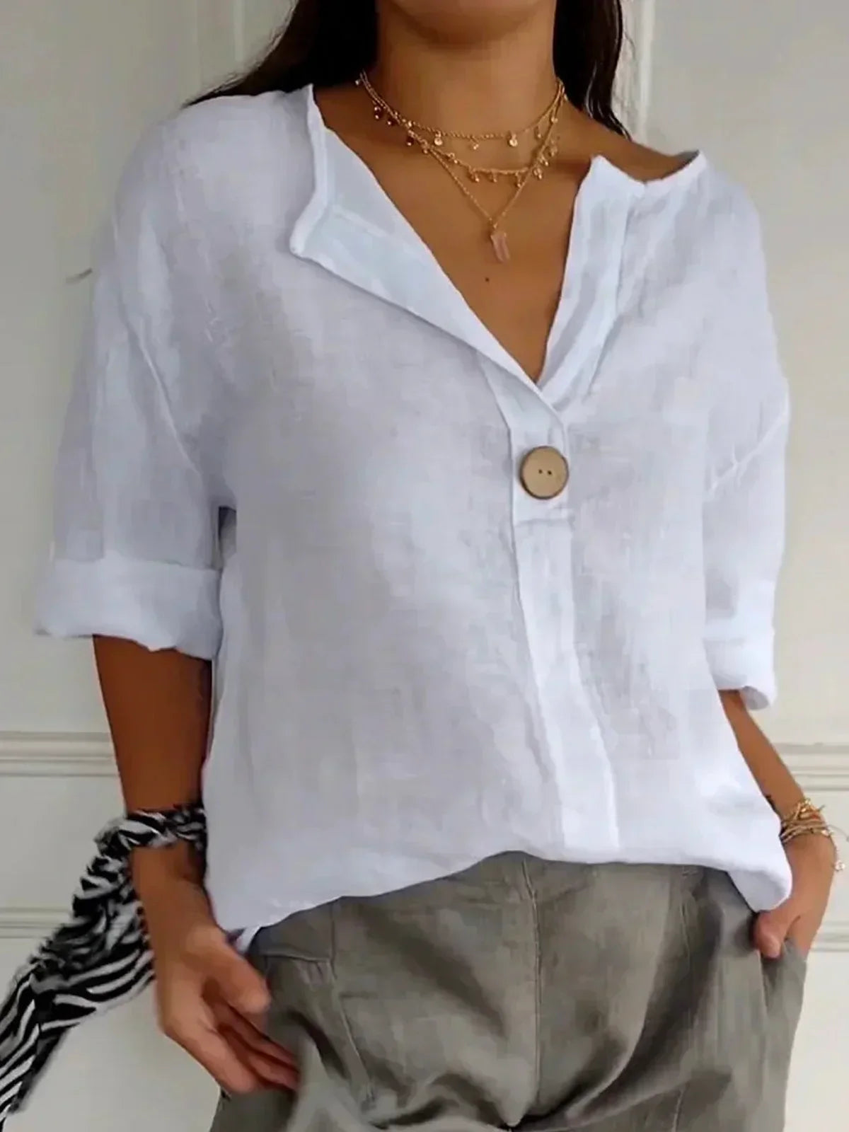 Blusa elegante de corte relajado con escote en V y botones – CLARÉLIA