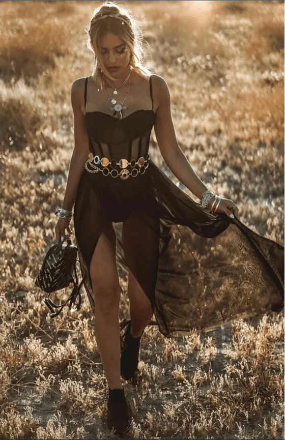 Vestido elegante de mujer con capa translúcida y doble abertura – MARGARETE