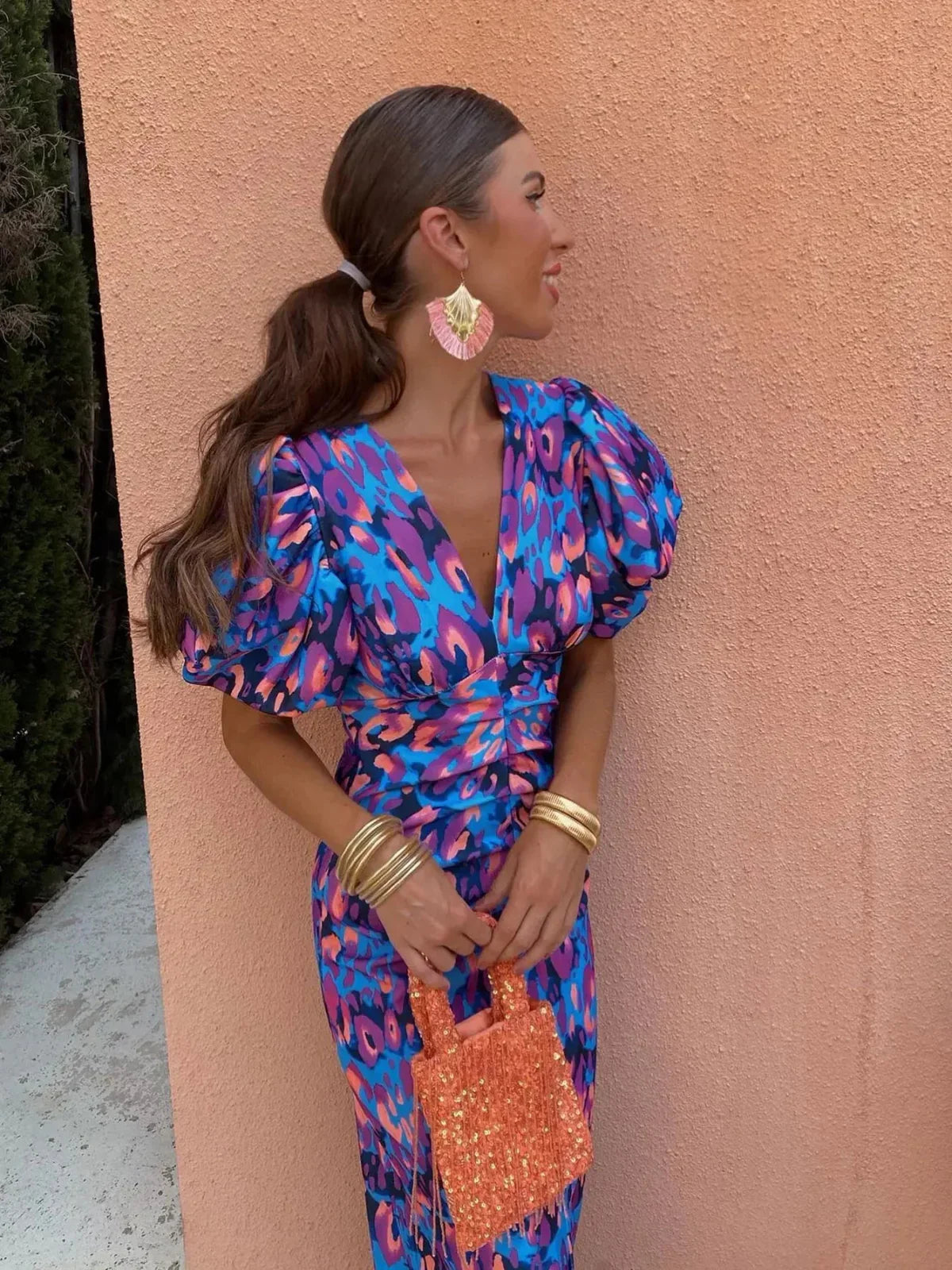 Vestido midi con mangas abullonadas y detalle cut-out para invitada – AYLA RAY
