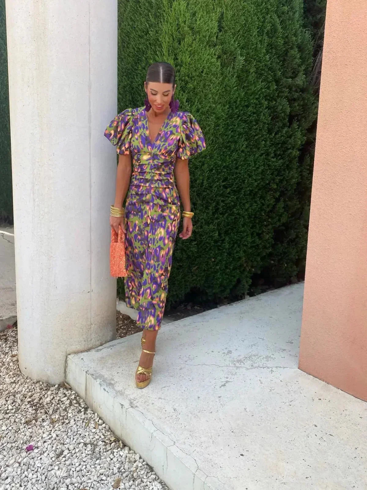 Vestido midi con mangas abullonadas y detalle cut-out para invitada – AYLA RAY
