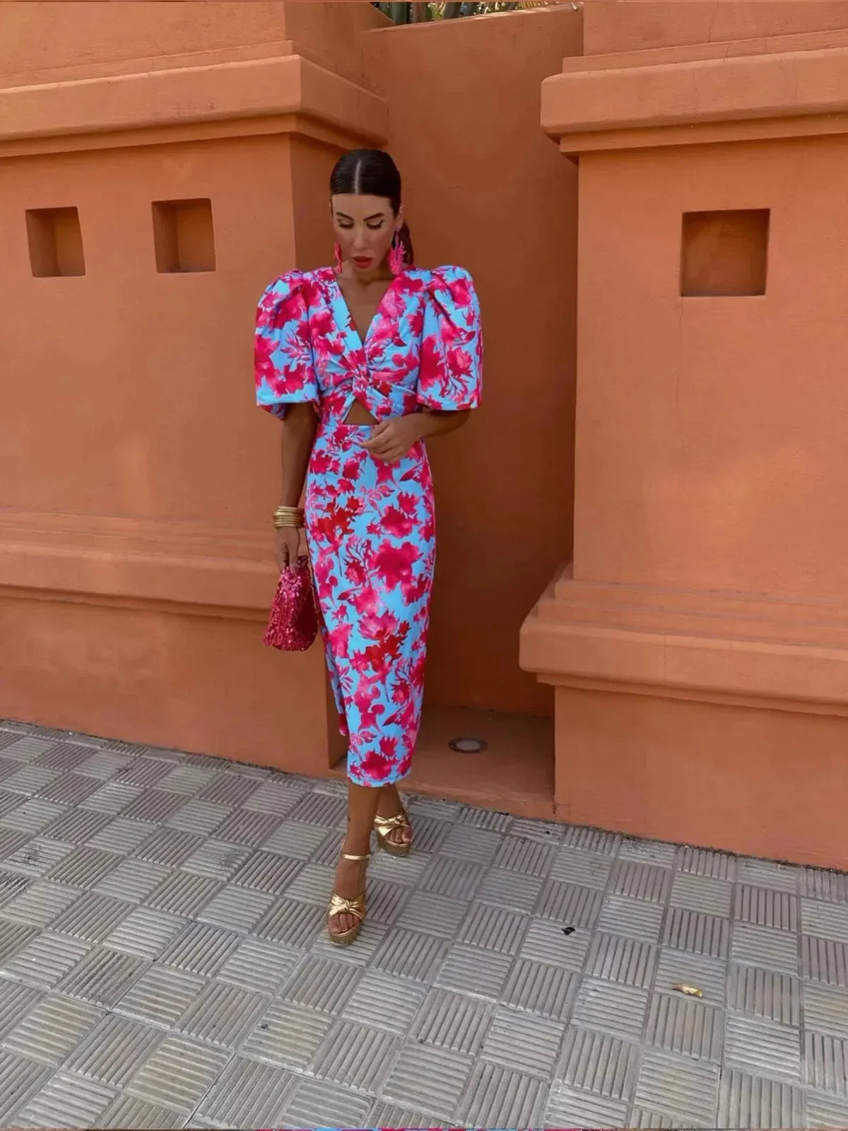 Vestido midi con mangas abullonadas y detalle cut-out para invitada – AYLA RAY