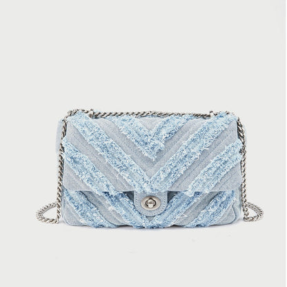 Bolso bandolera de mezclilla con cadena decorativa – VERANIA