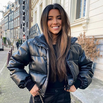 Mila - Plumífero acolchado corto de cuello alto y cuero sintético con cremallera y botones para mujer Negro