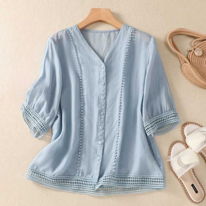 Blusa con escote en V, botones y detalles de encaje – RHIANA