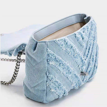 Bolso bandolera de mezclilla con cadena decorativa – VERANIA