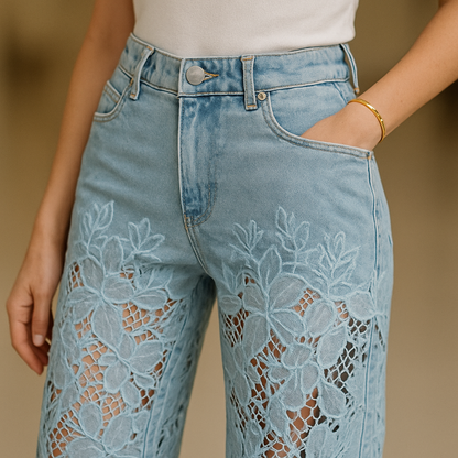 Jeans rectos de mujer con paneles transparentes y motivo floral – IZAREL