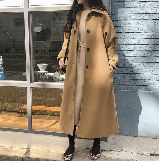 Abrigo largo de mujer con corte en línea A y cierre de botones – LÉANDRA