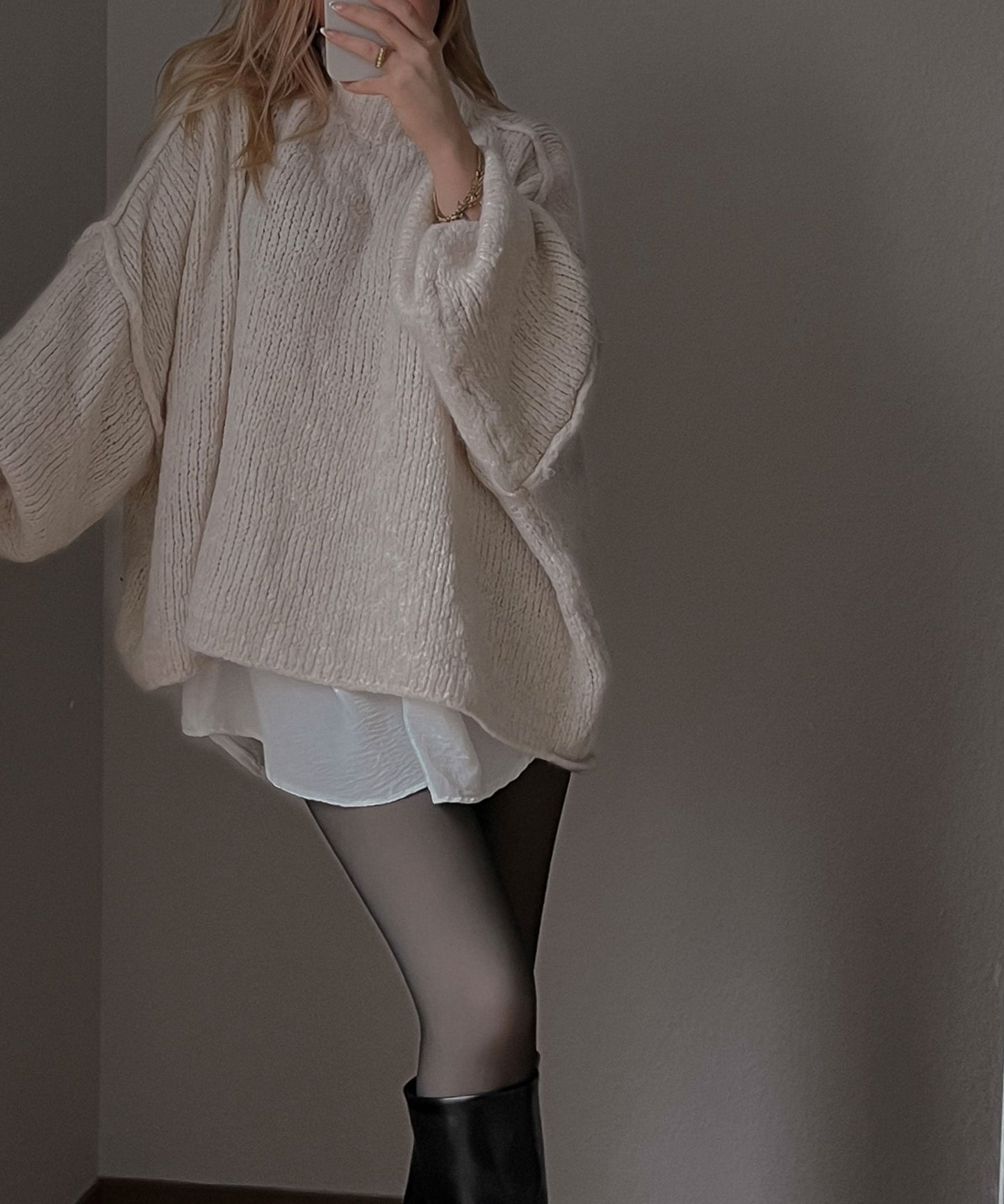 Suéter oversize de mujer en color beige – NATELA