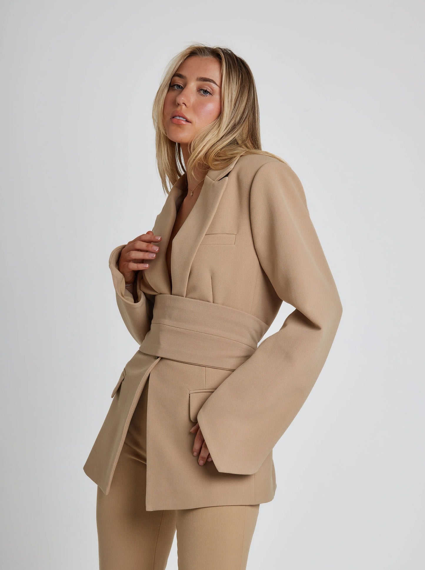 Blazer Elegante con Cinturón para Mujer – RENATA