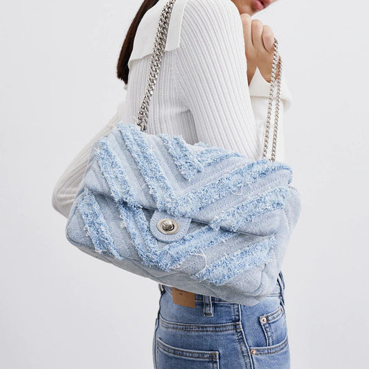 Bolso bandolera de mezclilla con cadena decorativa – VERANIA