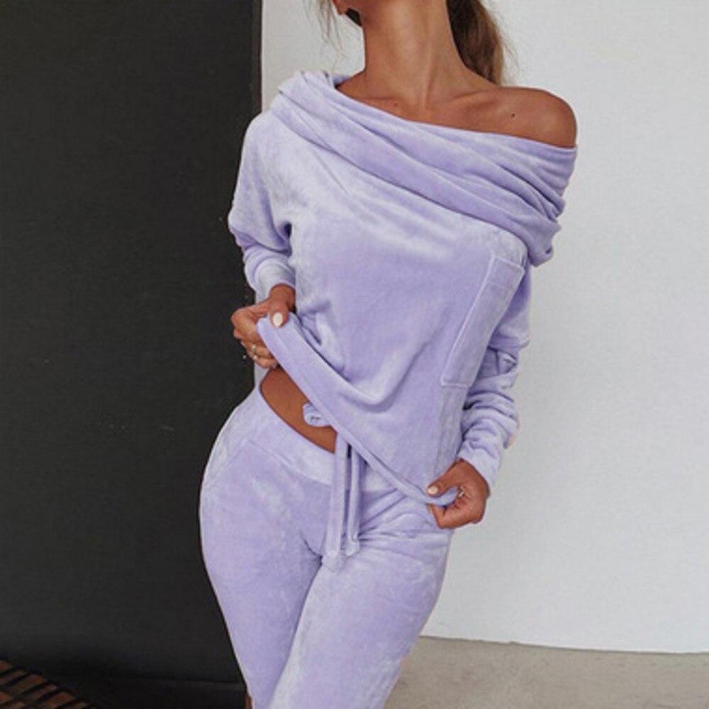 Conjunto lounge de terciopelo con hombros descubiertos y estilo elegante – CALIANNA