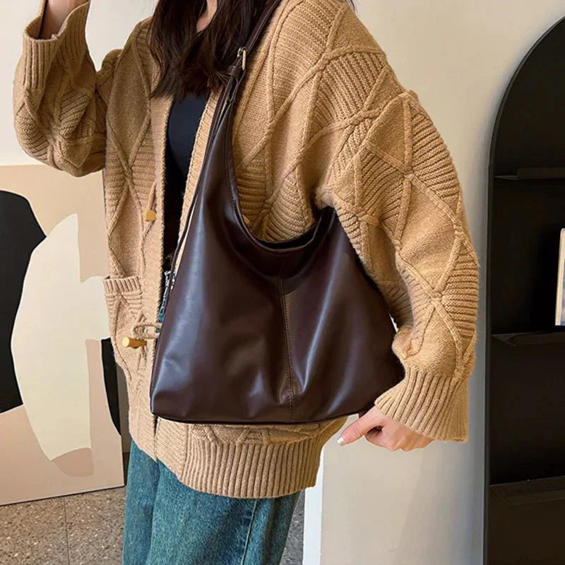 Bolso de hombro para mujer con diseño atemporal y amplio interior – LEYNA